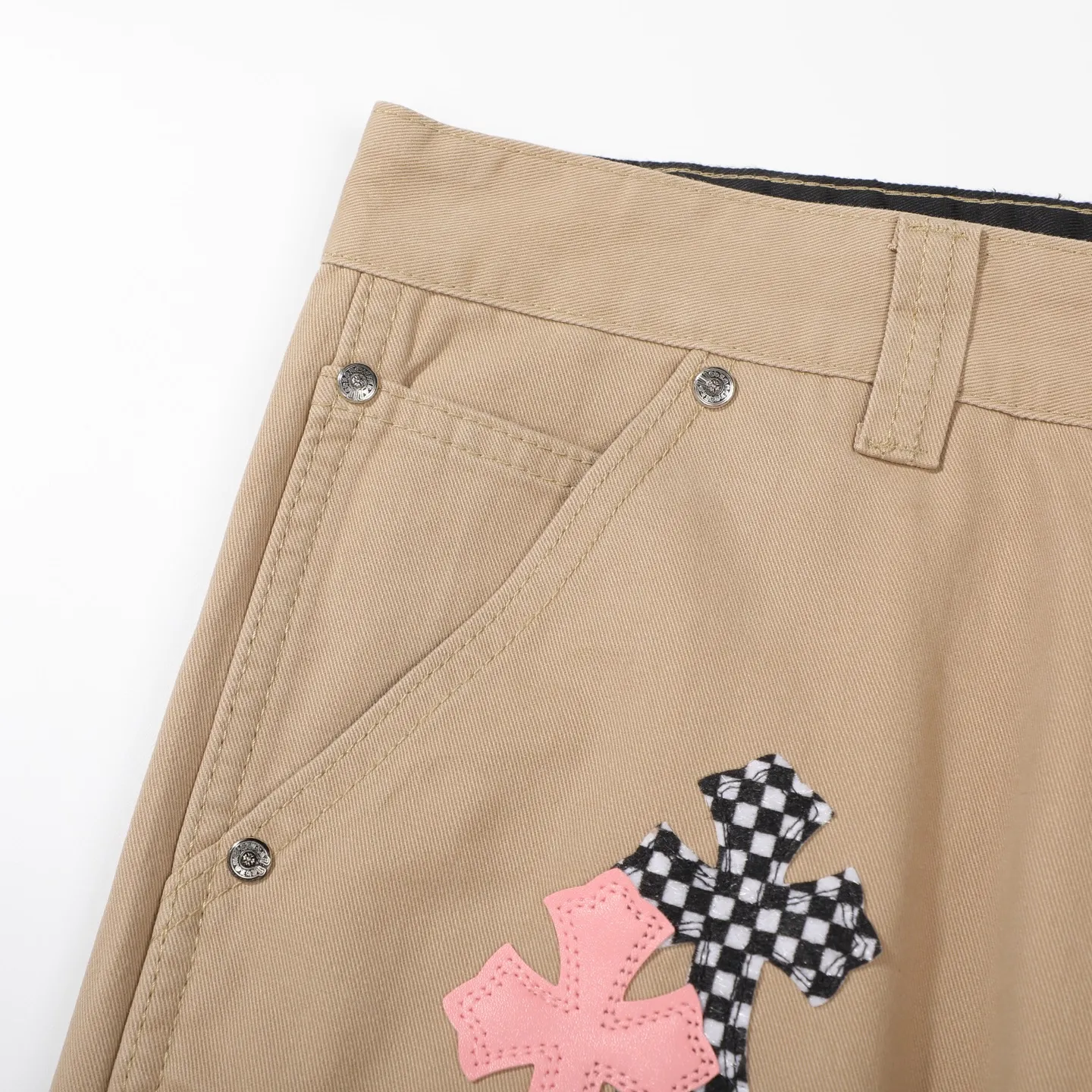 P270 CHROME HEARTS 2025 new khaki logging pink checkerboard cross leather couple style loose jeans Top ceiling quality Styles with different washed textures are very friendly to people with thin legs and thick legs. The straight and loose version is very flattering to the leg shape. The moderate length will never go out of style, easy to match with casually, the basic styling of various styles, a must-have in the wardrobe! The fabric is stiff but also makes the upper body soft without losing texture. The washing process is even more perfect. It is a must-have item for everyone! ! ! Color: Khaki Size: 28/30/32/34 Waist: 75/80/85/90 Knee: 45.5/47/48.5/50 Pants length: 102/104/106/108